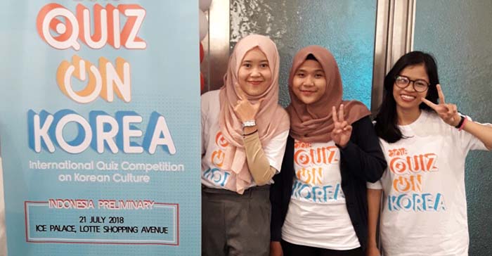  

Korea.net Honorary Reporter Britty Datin Hasna Afaf (left) and her new friends Padma and Almira have a good time participating in the Korea quiz.